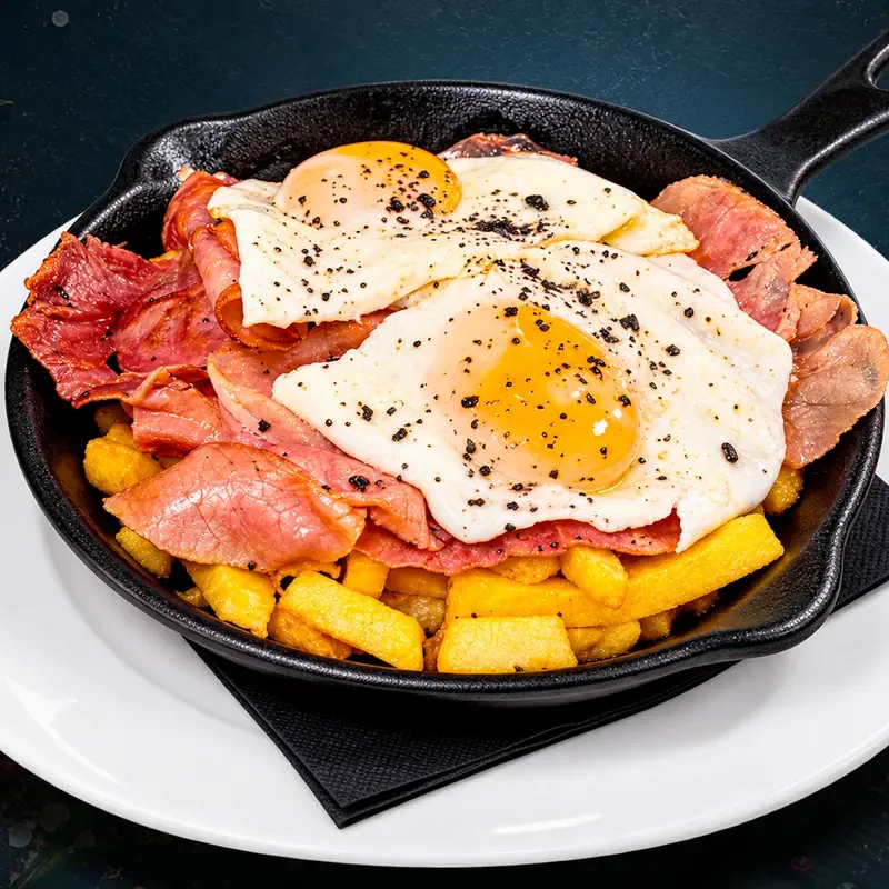 Huevos rotos con jamón de bodega
